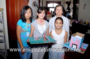 20072008
Luisa Fernanda y Natalia Moreno Castrellón, acompañadas de su mamá Gaby Castrellón y Valeria Soria