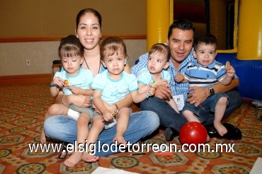 20072008
Mariana, Jimena, Natalia y Héctor junto a sus padres Mary Carmen Alatorre de Becerra y Héctor Becerra Flores