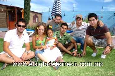 20072008
Muy consentida estuvo María Fernanda, a quien la acompañan sus tíos Daniel, Looruama, Jaime, Pablo, Orlando y Eduardo