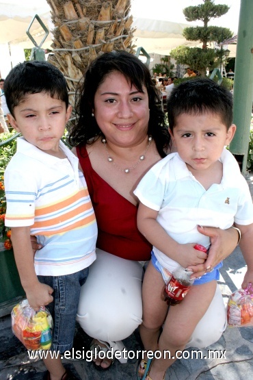 20072008
Norma Limón con los pequeños Jesús y Emiliano Reveles Limón