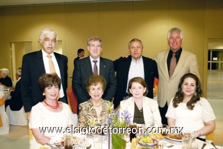 Rosario y Eduardo Martínez, Pily y Gabriel de León, Lety y Jesús Catalón y Graciela y Martín Ramón.