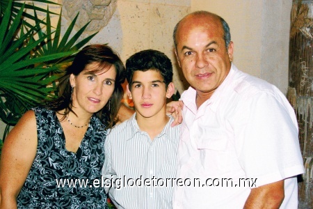 Festeja su cumpleaños
Paulina y José Luis Medrano con su hijo Luis Medrano Diez.