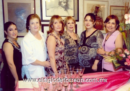 Fiesta de canastilla
Valeria Torre Murillo, Cristy Herrera de Cobos, Lupis Flores, Gloria Murillo de Torre y Pilar Medellín de Miñarro.