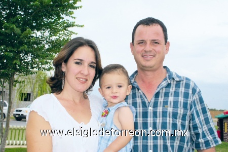 Susana Beltrán del Río de Issa y Juan Carlos Issa Gándara con su hijo Roberto Issa Beltrán del Río.