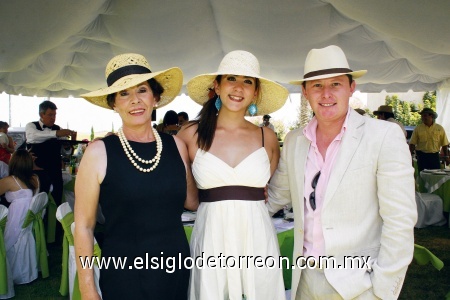 Celebra en familia
Lalis Carlos, Valeria Cano y Edgar Dorado.