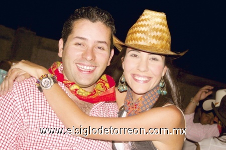 Armando y Gaby Barrón.