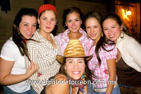 Roxana Camacho, Sandra Villa, Shelssy Arroyo, Lilia Reyes, Diana Contreras y Gaby Barrón.