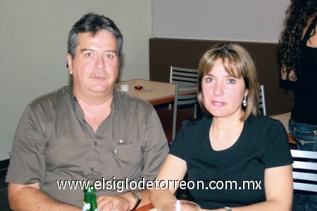 Alejandro Ramos Torres y Gaby Suárez de Ramos.