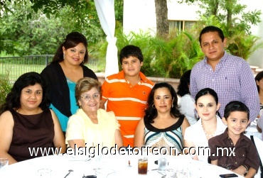 21072008
Luz María Aguilar de Ortiz, María Eugenia y Caro Ortiz, Lucía Zorrilla de Ortiz, Adriana Sarabia de Ortiz, Manuel H. Ortiz, Luis y Alberto Ortiz.