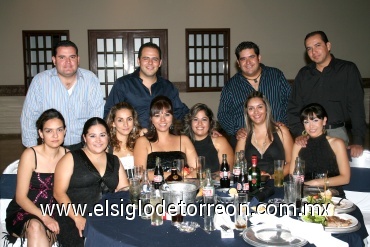 23072008
Alain Petit Jean, Omar Estrada, Orlando Santos, Homero Estrada, Cristy Soto de Petit Jean, Alejandra Reyes de Estrada, Claudia López García, Gregoria Salinas, Perla y Karla Jáuregui, y Lorena Ralgoza