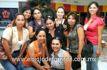 23072008
Monse Rodríguez, Rocío Hotema, Carmen Martínez, Paty Conchas, Dolores Aguilar, Isela Sotomayor, Adriana Herrera, Rosy Saláis y Raquel Prieto, son ex alumnas de la secundaria Treviño