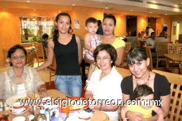 27072008
Elvira y Edith Martínez, Elvira de Martínez, Conny y Susana Caldera, Marifer Reyes y María Ángel Rayos