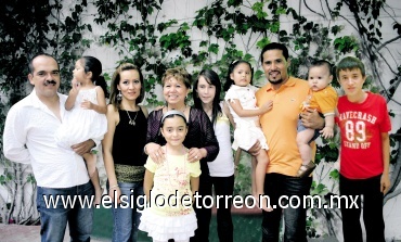 27072008
La cumpleañera con sus hijos; María Mayela y Jesús Fernando; hijo político; Olegario García y sus nietos; Saúl, Paola, Diego Fernando y Marifer