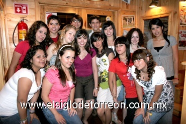 27072008
Priscilla González Gutiérrez con sus amigas que la felicitaron por su cumpleaños