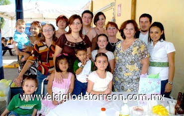 23072008
Georgina Sánchez y su familia Sergio, Sandra, César, Cristina, Gloria, Angélica, Mónica, Queta, Maribel, Alan, Ayatne, Liliana, Valeria, Cristian, Omar