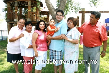 23072008
Mateo René Carréon cumplió un año y lo celebró junto a sus papás Víctor Hugo Carreón y Pamela Ramírez de Carreón, y sus abuelitos Alberto y Amalia Carreón; René y Marisela Ramírez