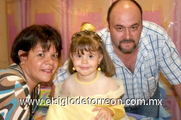 26072008
Diana Cortéz y Sabino Uriarte con su hija Nora Marlene, el día que la pequeña cumplió cuatro años