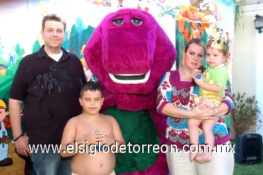 26072008
Fanny Rebeca Cohn Barraza cumplió dos años y los festejó junto a sus padres Jorge Cohn Bercovich y Brenda Barraza de Cohn, y su hermano Leonardo