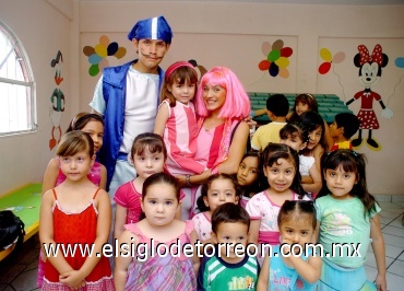 27072008
Camila López Rojas, en la compañía de algunos de sus amiguitos asistentes a su fiesta de cumpleaños