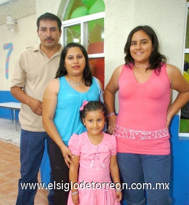 27072008
José Luis Pérez, Juana Flores, Idalia Pérez Flores y Alisson Pérez