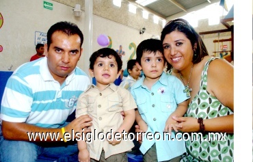 27072008
Por su cumpleaños festejaron a los hermanos Rolando y Emanuel, sus padres Rolando Gutiérrez e Idalia Pérez les ofrecieron una divertida piñata