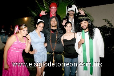 27072008
Román Murguía, Grace Ruiz Santoyo, Edna y Rebeca Ayoub, Daniel Esparza y Jesús Rodríguez acompañaron al festejado