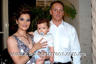 27072008
Alejandro Aguilera Reyes junto a sus padres Carlos José Aguilera y Martha Reyes Delgado