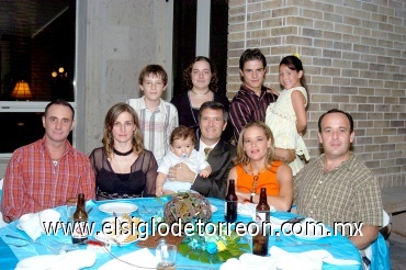 27072008
Luis Aguilera, Martha de Sánchez, Luis Sánchez, Alejandro Aguilera, Ana Cristina de Rodarte, Eduardo Rodarte, María Elena Aguilera, Ricky Sánchez, Valeria Rodarte y Luis Aguilera