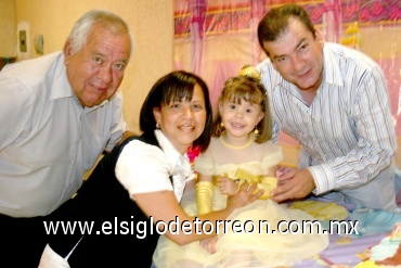 01082008
Norah Marlene Uriarte Cortez en su cuarto cumpleaños acompañada de su tía Lita de Casanova, su abuelo Jorge Cortez y de su padrino Óscar Casanova