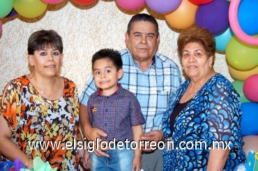 01082008
Óscar acompañado por su mamá, Elsa Aurora Rodríguez Alanís y sus abuelitos, Salvador Rodríguez Quiroz y Elsa Aurora Alanís de Rodríguez