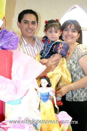 02082008
Lupita Aguirre Delgado cumplió un año y fue festejada como la princesa Blanca Nieves por sus papás Alfonso Aguirre y Lupita Delgado de Aguirre