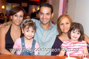 02082008
Vicky de Díaz de León, Camila Díaz de León, Rafael Díaz de León Aguilera, Mayra Zamora y Emma Sophia Diaz de León