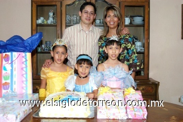 02082008
Vivian y Monserrat Valles Carrillo, celebraron sus cumpleaños por lo que su hermana Sofía, papás José Luis Valle Barajas y Sofía Carrillo Rivera las festejaron de lo lindo