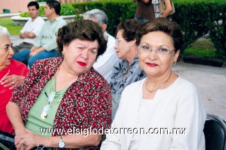 Lupita de la Mora y Claudia Máynez.