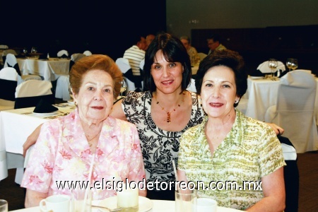 Disfrutan la comida
Cecilia Fernández de Garza, Cristina Sirgo de Fernández y Magdalena Ortiz de Sirgo.