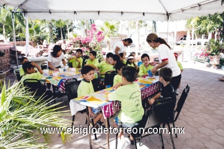 Niñas y niños realizan diversas actividades durante el curso de verano.