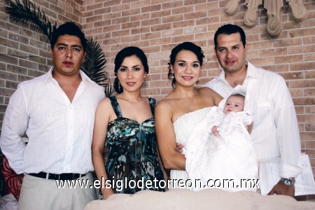 El pequeño Octavio junto a sus padrinos Gerardo García López y Nadia Nava de García, así como sus padres Valeria Correa de Durán y Octavio Durán Serna.