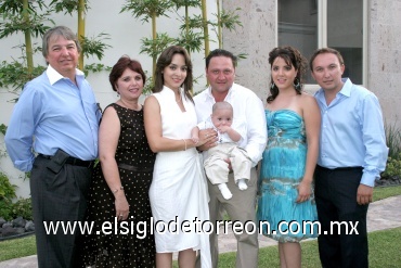 03082008
El bebé Alejandro Serna Michel acompañado de sus papás José Luis Serna García y Paty Michel de Serna, padrinos Iván Obeso y Alina Arratia, Ignacio y Estela Obeso