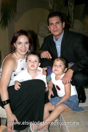 03082008
Rocío Flores de Arellano en la compañía de su esposo José Luis Arellano y sus hijos Victoria y José Alberto Arellano