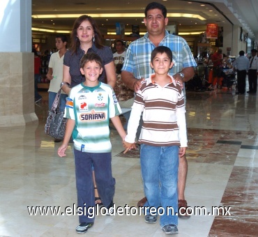 04082008
Sandra García de Reyes y Mario Reyes con sus hijos Mario y Daniel.