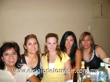 03082008
Carmen con sus amigas Lina Medina, Ximena Martínez, Mónica Cervantes y Evelia Moreno.