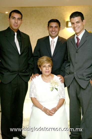 03082008
Doña Ana María, junto a sus hijos José Luis, Jorge Armando y Víctor Hugo.