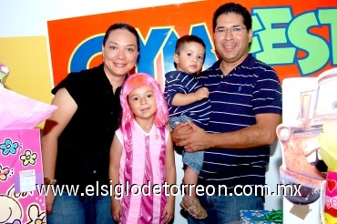 05082008
Sara y Santiago Salazar Vega compañados por sus papás Miriam Vega y Pablo Salazar el día de su fiesta de cumpleaños