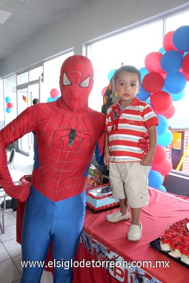 06082008
Roberto Acosta lució feliz junto a El Hombre Araña, el día de su fiesta