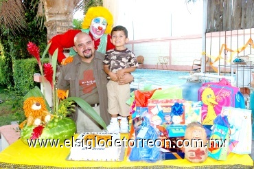 06082008
Rodolfo junto a su papá Rodolfo Javier Sánchez Soto y el payaso Tortillín