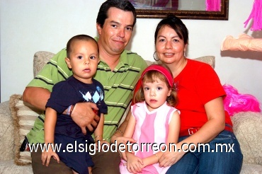 08082008
La cumpleañera junto a su hermanito Mario y sus papás Mario Ríos Marín y Adriana Soto Álvarez