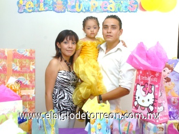 10082008
Berenice Estrada de Aguilar y Jorge Alberto Aguilar, festejaron a su hijita Luisa Fernanda con divertida piñata