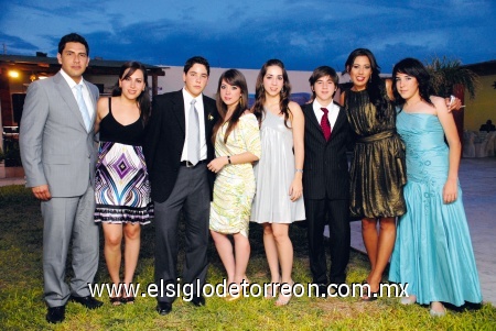 Edwin García, Silvia Montemayor, José García, Edith Treviño, Paola Treviño, Roberto Treviño, Cecy García y Mary Fer García.