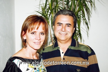 Cumple 50 años
Gerardo Medinaveitia Olmos junto a su esposa.