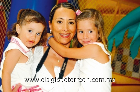 Renata, Isabella y María Pérez.